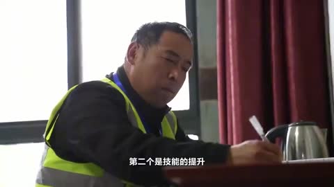 “不吃学习的苦，就吃生活的苦”：51岁工地大叔8年考20证改变人生